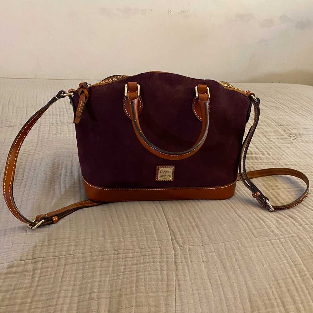 DOONEY & BOURKE Crossbody. Color wine.